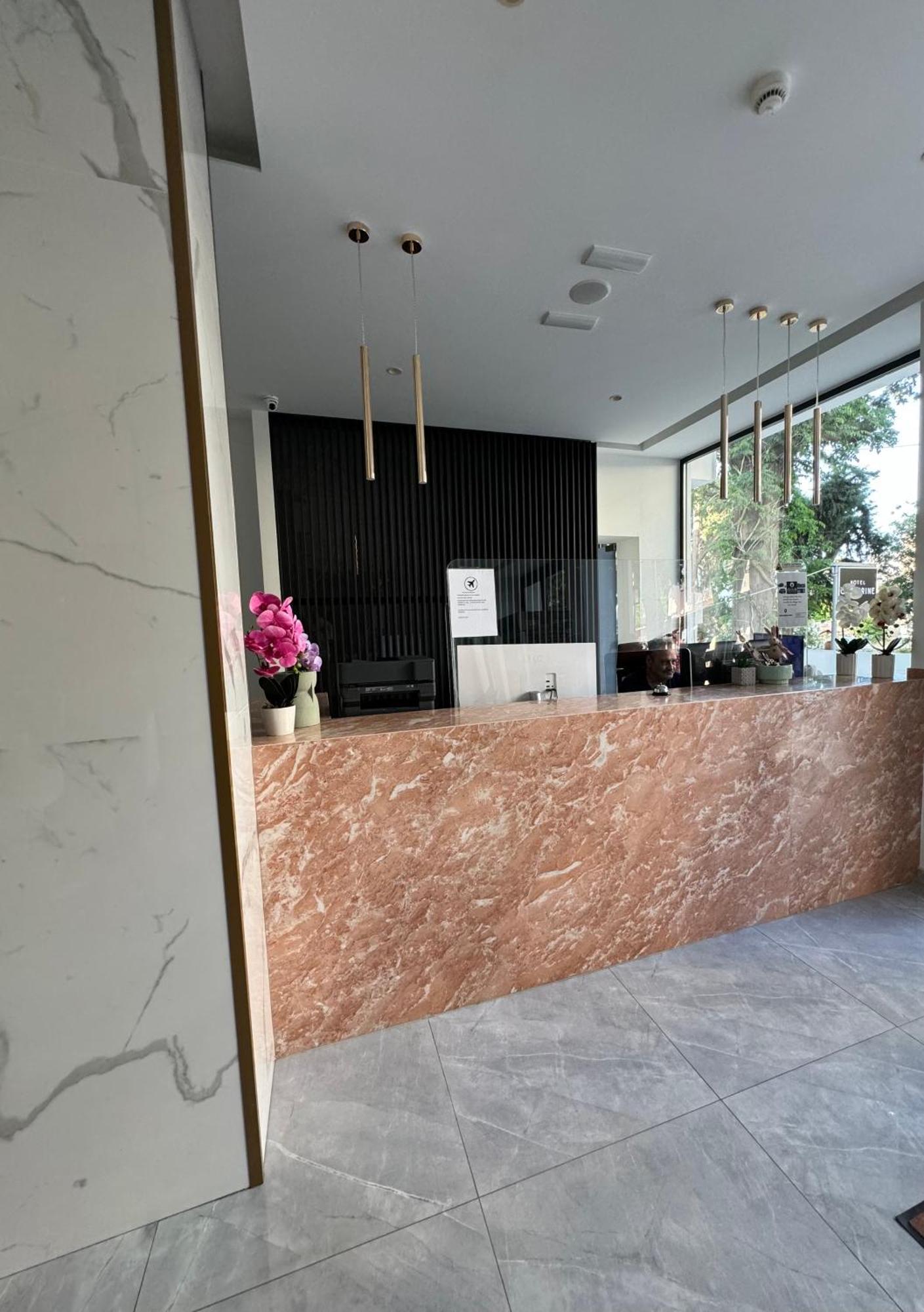 โรงแรมแคเทอรีน คอสทาวน์ ภายนอก รูปภาพ